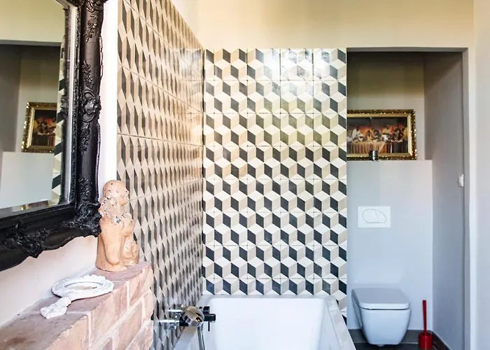 Stylishly Decorated In Great Location