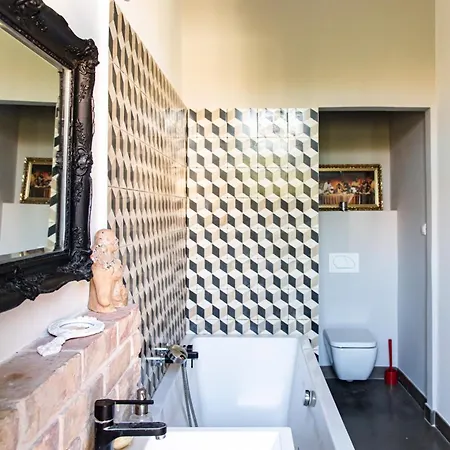 Stylishly Decorated In Great Location
